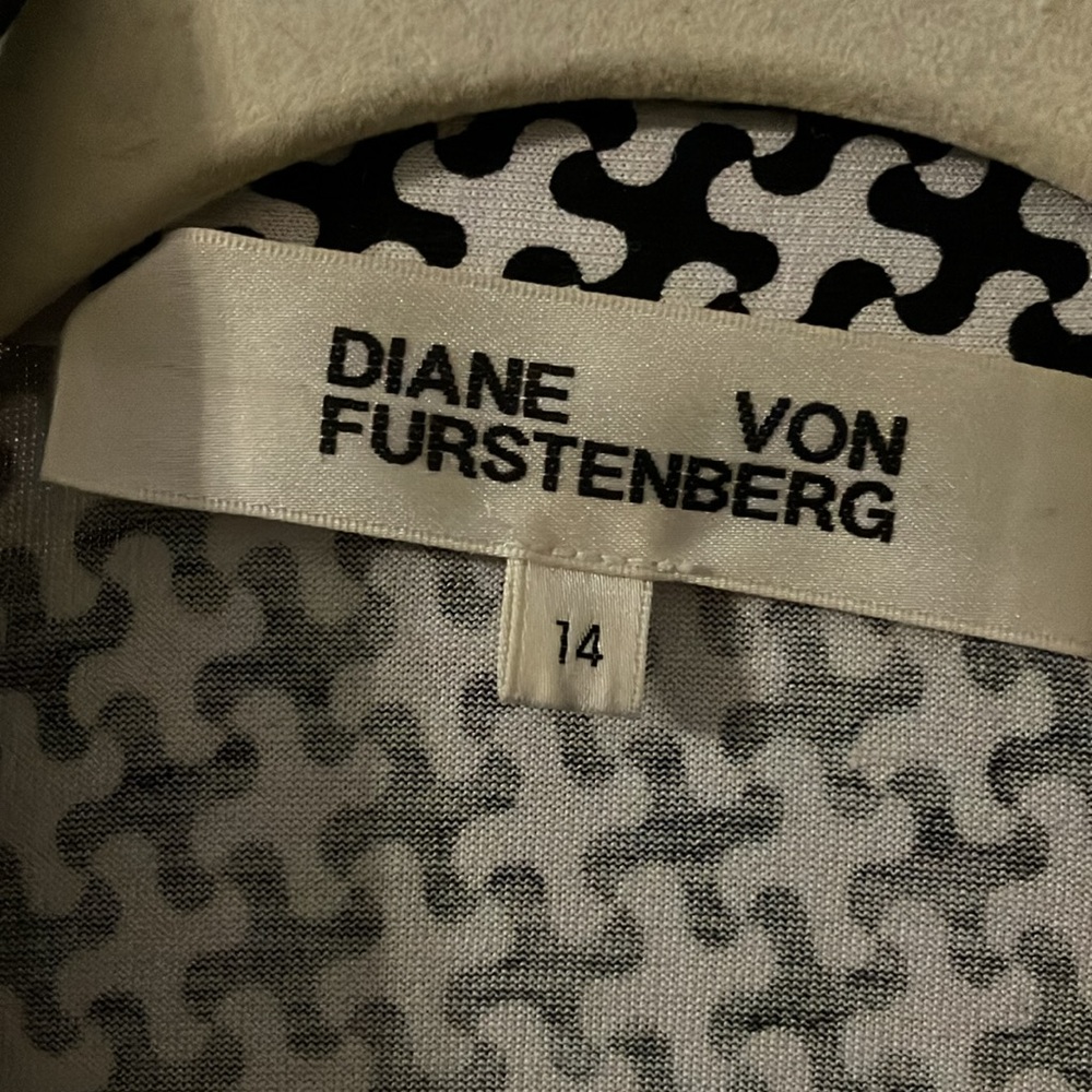 Diane Von Furstenberg- Iconic Shirt Waist Tie Dress Updated in Funky Pattern,EUC - Picture 7 of 11